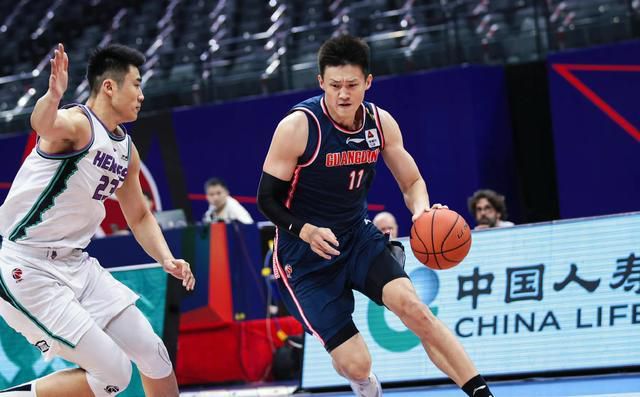 洪五立刻大声说道：遵命，叶大师。